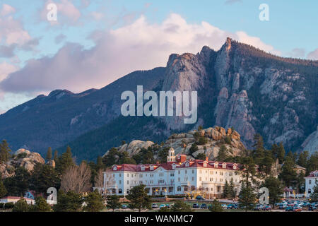 La storica Stanley Hotel durante una molla sunrise in Estes Park, Colorado. Foto Stock