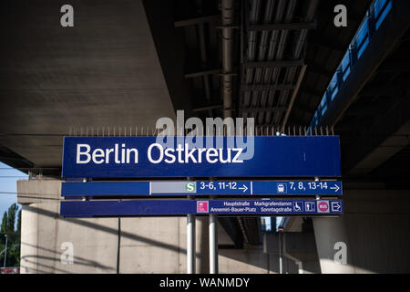 Berlino, Germania. 20 agosto 2019. La foto mostra un cartello con la scritta "Berlin Ostkreuz'. Credito: Arne Immanuel Bänsch/dpa/Alamy Live News Foto Stock