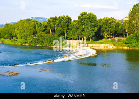 Panorama su Torino con il fiume Po in Italia in una giornata di sole. Foto Stock