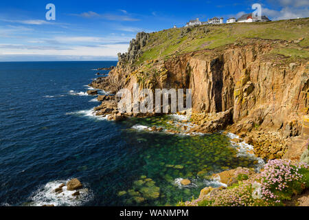 La parsimonia del mare a Carn Greeb guardando Trevescan cliff Carn Kez Land's End Hotel sull'Oceano Atlantico Cornwall più punto ovest dell'Inghilterra Foto Stock