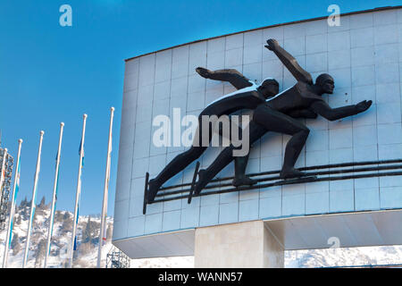 Almaty, Kazakhstan - Marzo 2, 2014: pattinatori alla famosa pista di pattinaggio Medeo ad Almaty in Kazakistan e sulle montagne sullo sfondo Foto Stock