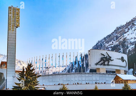 Almaty, Kazakhstan - Marzo 2, 2014: famosa pista di pattinaggio Medeo ad Almaty in Kazakistan e sulle montagne sullo sfondo Foto Stock