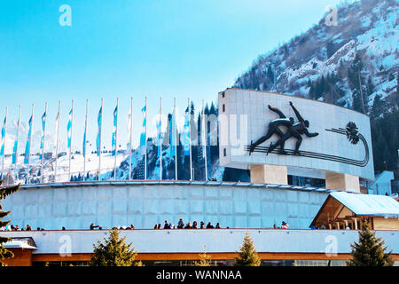 Almaty, Kazakhstan - Marzo 2, 2014: famosa pista di pattinaggio Medeo ad Almaty in Kazakistan e sulle montagne sullo sfondo Foto Stock