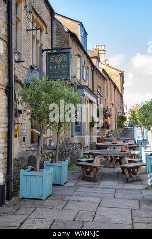 Pecora su Sheep Street, Hotel, Stow on the wold, Cotswolds, Gloucestershire, Inghilterra Foto Stock