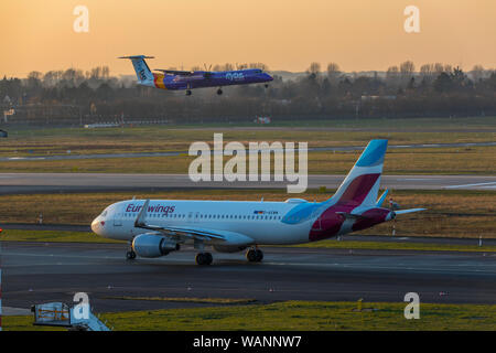 L'aeroporto internazionale di Düsseldorf, Eurowings aereo sulla pista di rullaggio, Flybe gli aeromobili in avvicinamento, Foto Stock