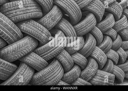 Sfondo, la texture della parete di pneumatici prevista in corrispondenza di un angolo. Nero in gomma di pneumatici, parte del veicolo, parte di ricambio. Foto Stock