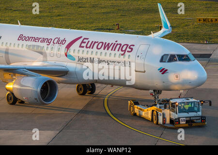 L'aeroporto internazionale di Düsseldorf, Eurowings aeromobile è trainato dalla porta, Foto Stock