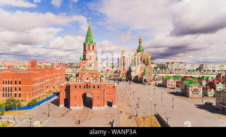 Città Yoshkar-Ola, Repubblica di Mari El, Russia - Maggio 2019: Vista della cattedrale dell'Annunciazione della Beata Vergine Maria con un monumento. Foto Stock