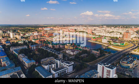 Vista della cattedrale dell'Annunciazione della Beata Vergine Maria con un monumento Yoshkar Ola città. Mari El, Russia. Foto Stock