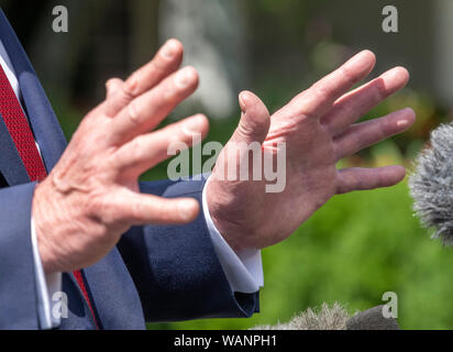 Washington, Stati Uniti d'America. 21 Ago, 2019. Il Presidente degli Stati Uniti, Trump gesti come egli prende le domande da reporter come egli si prepara a discostarsi il South Lawn della Casa Bianca a Washington DC per partecipare agli eventi di Louisville, Kentucky Mercoledì 21 Agosto, 2019. Il Presidente farà ritorno questa sera.Credit: Ron Sachs/CNP | Utilizzo di credito in tutto il mondo: dpa/Alamy Live News Foto Stock