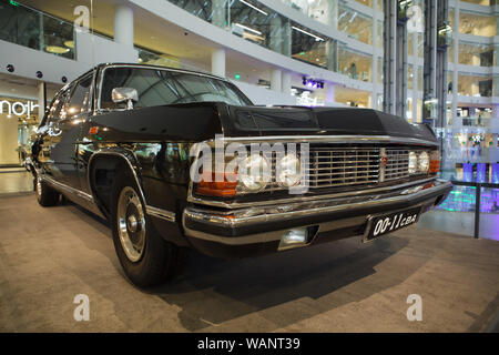 Limousine sovietica GAZ-14 Chaika utilizzato dal Presidente russo Boris Eltsin sul display in Boris Eltsin il Museo di Ekaterinburg, Russia. Limousine prodotta da GAZ automobile impianto nel 1983 è stato utilizzato da Boris Eltsin come una vettura ufficiale quando ha servito come il primo segretario della Svedlovsk Comitato regionale del partito comunista dell'Unione Sovietica durante i suoi viaggi in giro per la regione negli anni ottanta. Il museo dedicato al primo presidente della Russia viene eseguito in Boris Eltsin Centro Presidenziale conosciuto anche come il centro di Eltsin. Foto Stock