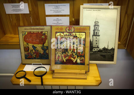 Nevyansk icone sul display in Icona Nevyansk Museum (Nevyanskaya Ikona) in Ekaterinburg, Russia. La torre pendente nella città di Nevyansk è raffigurata nella vecchia fotografia a destra. Foto Stock