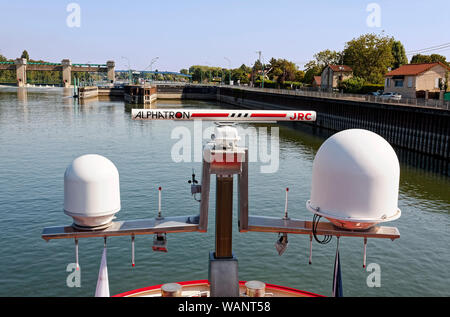 In barca sul fiume, radar di avvicinamento di blocco, attenzione, controllo acqua, marino, Senna;case, Europa, Normandia; Francia; estate, orizzontale Foto Stock