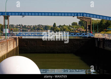 Serratura; barca fluviale di entrare, radar, acqua bassa, parete, marino, controllo acqua, fiume Senna; Europa, Normandia; Francia; estate; orizzontale Foto Stock