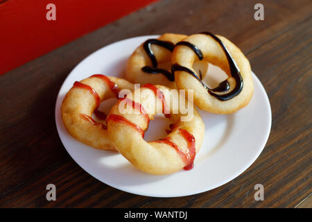 Ciambelle fresche con marmellata al forno per la celebrazione Foto Stock