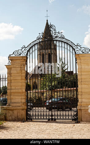 Saint Maclou Chiesa, vista attraverso il cancello di ferro, il campanile romanico, la vecchia chiesa cattolica, edificio religioso, Europa, Conflans Saint Honorine; Francia; Foto Stock