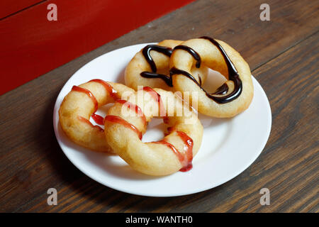 Ciambelle fresche con marmellata al forno per la celebrazione Foto Stock