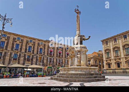 Fontana dell'Elefante nella Piazza del Duomo di Catania, Sicilia, Italia. Foto Stock