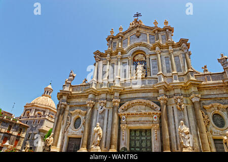 Facciata della chiesa di Sant'Agata Cattedrale in Piazza del Duomo, Catania, in Sicilia. Foto Stock
