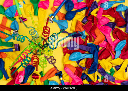 Festa di compleanno fischietti colorati e palloncini sgonfi. Coloratissima  festa di compleanno fischi e colori misti palloncini sgonfi. Vista  ravvicinata, piatto laici. P Foto stock - Alamy