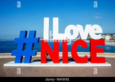 Hashtag Adoro Nizza segno con la vista del lungomare di inglese a Nizza Francia Europa. Foto Stock