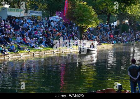 Hythe, Kent, Regno Unito. 21 Ago, 2019. Una stravaganza della decorate galleggianti, musica dal vivo e intrattenimento e fuochi d'artificio al crepuscolo. Il veneziano di Hythe Fete si tiene la Royal Military Canal nella città di Hythe ogni anno secondo il terzo mercoledì di agosto. La fete stesso risale al 1890 quando il fondatore del reporter di Hythe, Edward Palmer ha suggerito una sfilata di barche illuminate lungo il canale. ©Paolo Lawrenson 2019, Photo credit: Paolo Lawrenson/Alamy Live News Foto Stock