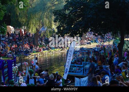 Hythe, Kent, Regno Unito. 21 Ago, 2019. Una stravaganza della decorate galleggianti, musica dal vivo e intrattenimento e fuochi d'artificio al crepuscolo. Il veneziano di Hythe Fete si tiene la Royal Military Canal nella città di Hythe ogni anno secondo il terzo mercoledì di agosto. La fete stesso risale al 1890 quando il fondatore del reporter di Hythe, Edward Palmer ha suggerito una sfilata di barche illuminate lungo il canale. ©Paolo Lawrenson 2019, Photo credit: Paolo Lawrenson/Alamy Live News Foto Stock