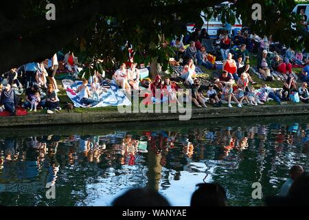 Hythe, Kent, Regno Unito. 21 Ago, 2019. Una stravaganza della decorate galleggianti, musica dal vivo e intrattenimento e fuochi d'artificio al crepuscolo. Il veneziano di Hythe Fete si tiene la Royal Military Canal nella città di Hythe ogni anno secondo il terzo mercoledì di agosto. La fete stesso risale al 1890 quando il fondatore del reporter di Hythe, Edward Palmer ha suggerito una sfilata di barche illuminate lungo il canale. La folla si riuniranno presso il lato della Royal Military Canal in attesa che gli eventi per iniziare. ©Paolo Lawrenson 2019, Photo credit: Paolo Lawrenson/Alamy Live News Foto Stock