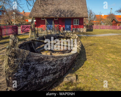 Nida Lituania - Aprile 06, 2018: Nida Fisherman etnografica sulla capezzagna, Parco Nazionale Curonian Spit, una riserva naturale con foreste e un lon Foto Stock