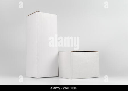 White due scatole di carta - alto e laici di grasso sullo sfondo bianco in studio shot con paht clipping. Foto Stock
