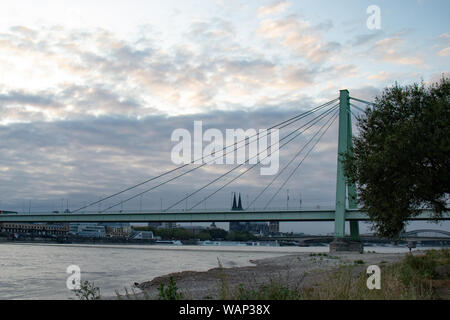 Ponte Severiens, viev Poller da pascoli, tramonto, cielo molto nuvoloso Foto Stock