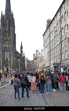 Edinburgh Fringe Festival Royal Mile, Scozia UK. Il 21 agosto 2019. La folla di turisti sul Lawnmarket che conduce al castello. Foto Stock