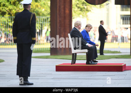 Il primo ministro Boris Johnson si siede con il Cancelliere tedesco Angela Merkel a Berlino come egli arriva in anticipo di colloqui per tentare di spezzare la situazione di stallo Brexit. Foto Stock