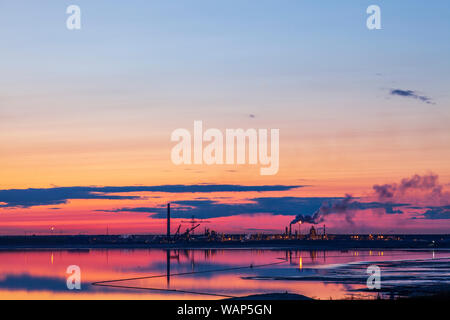 Foto del tramonto di Syncrude oil sands operations nord di Fort McMurray, Alberta. Foto Stock