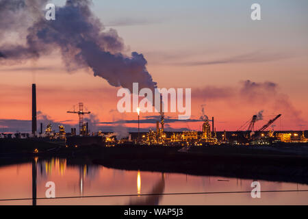 Serata foto di Syncrude oil sands operations nord di Fort McMurray, Alberta. Foto Stock