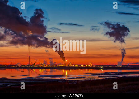 Serata foto di Syncrude oil sands operations nord di Fort McMurray, Alberta. Foto Stock