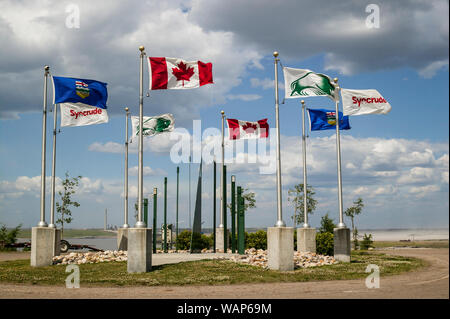 Bandiere al punto di vista di bisonte vicino Syncrude oil sands operations nord di Fort McMurray, Alberta.86 Foto Stock