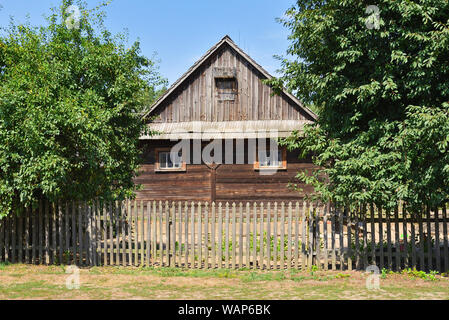 Vecchia casa in legno nella Cultura Folk Museum di Osiek, l'open-air museum copre un area di 13 ettari. La Polonia, Europa Foto Stock