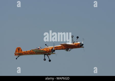 Yak-55 Twin Tigers Aerobatic Team, Battle Creek Air Show, luglio 2019 (Yak55 Airshow,) Foto Stock