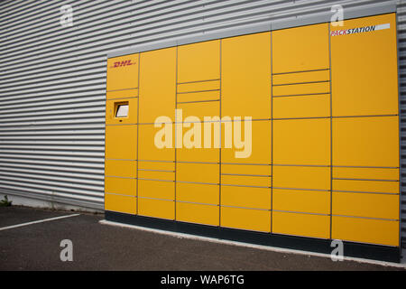 DHL stazione di imballaggio, stazione di pacchi, la consegna di pacchi, la consegna di pacchi punto Foto Stock