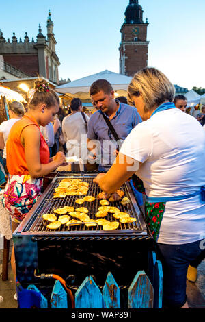 Polacco formaggio di montagna - oscypek essendo venduto sulla piazza principale di Cracovia in Polonia Foto Stock