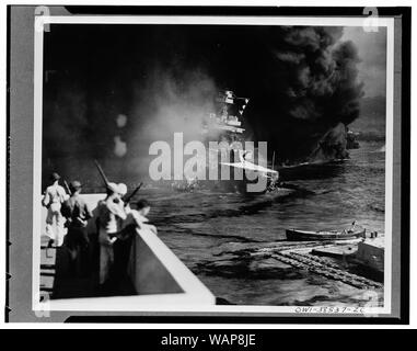 La California ha colpito. Martoriata da bombe aeree e siluri, il Museo della Portaerei U.S.S. In California si assesta lentamente nel fango e muck di Pearl Harbour. Nuvole di nero fumo oleoso versando fino dalla California e sua sorella colpite navi nascondere tutti ma la carcassa del rovesciamento il Museo della Portaerei U.S.S. Oklahoma all' estrema destra. La pellicola negativa. 4 x 5 pollici o più piccoli. Foto Stock