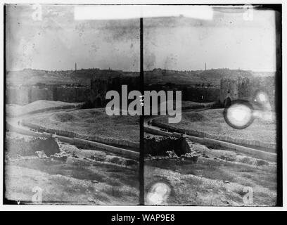 Porta di Damasco e dintorni. Erode e Gate Olivet da Gordon's Calvario Foto Stock