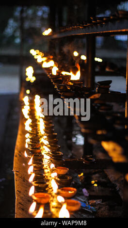 Preghiera fuoco al tempio buddista in Sri Lanka, città di Kandy Foto Stock