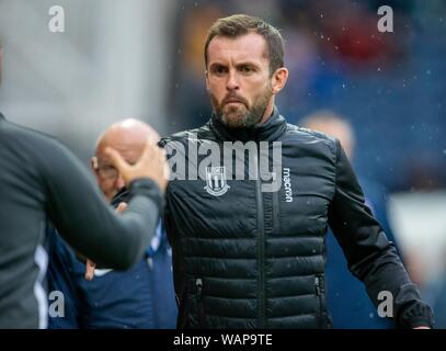Preston, Lancashire, Regno Unito. 21 Ago, 2019. 21 agosto 2019; Deepdale Stadium, Preston, Lancashire, Inghilterra; Campionato di calcio, Preston North End contro Stoke City; Stoke City Manager Nathan Jones scuote le mani con Preston North End Manger Alex Neil - rigorosamente solo uso editoriale. Nessun uso non autorizzato di audio, video, dati, calendari, club/campionato loghi o 'live' servizi. Online in corrispondenza uso limitato a 120 immagini, nessun video emulazione. Nessun uso in scommesse, giochi o un singolo giocatore/club/league pubblicazioni Credito: Azione Sport Plus/Alamy Live News Foto Stock