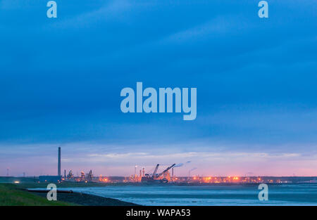 Serata foto di Syncrude oil sands operations nord di Fort McMurray, Alberta. Foto Stock