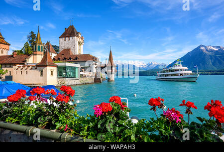 Il castello di Oberhofen sul Lago di Thun nelle Alpi montagne, il Cantone di Berna, Svizzera Foto Stock