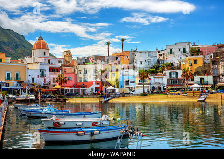 Forio, Italia - 10 Aprile 2019: la storica città vecchia di Forio, noto per le sue colorate case tradizionali e la spiaggia di sabbia fine, è una popolare località turistica Foto Stock