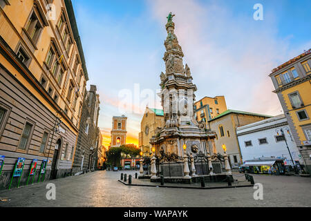 Napoli, Italia - 19 Aprile 2019: Gesu Nuovo piazza nel centro storico di Napoli con la Guglia dell'Immacolata obelisco chiesa di Santa Chiara è un Foto Stock