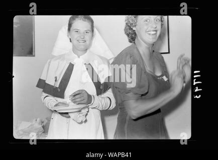 Danza in Dr. & Mrs. Wren's House. Australian nurse & Miss Cambel Brown, godendo il buffet Foto Stock